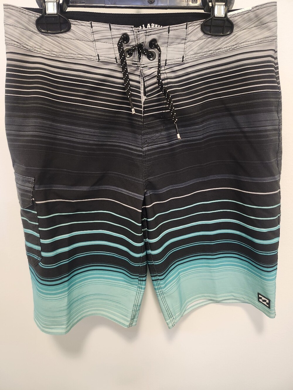 Billabong Men’s Black & Teal Gradient Stripe Boardshorts Size 26